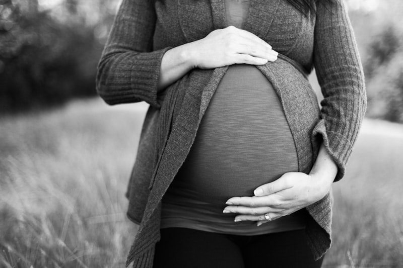 Shooting Grossesse Extérieur : Comment Planifier une Séance Photo Réussie ? 